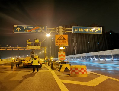 拉萨郑州市北三环彩虹桥交通标志牌安装现场
